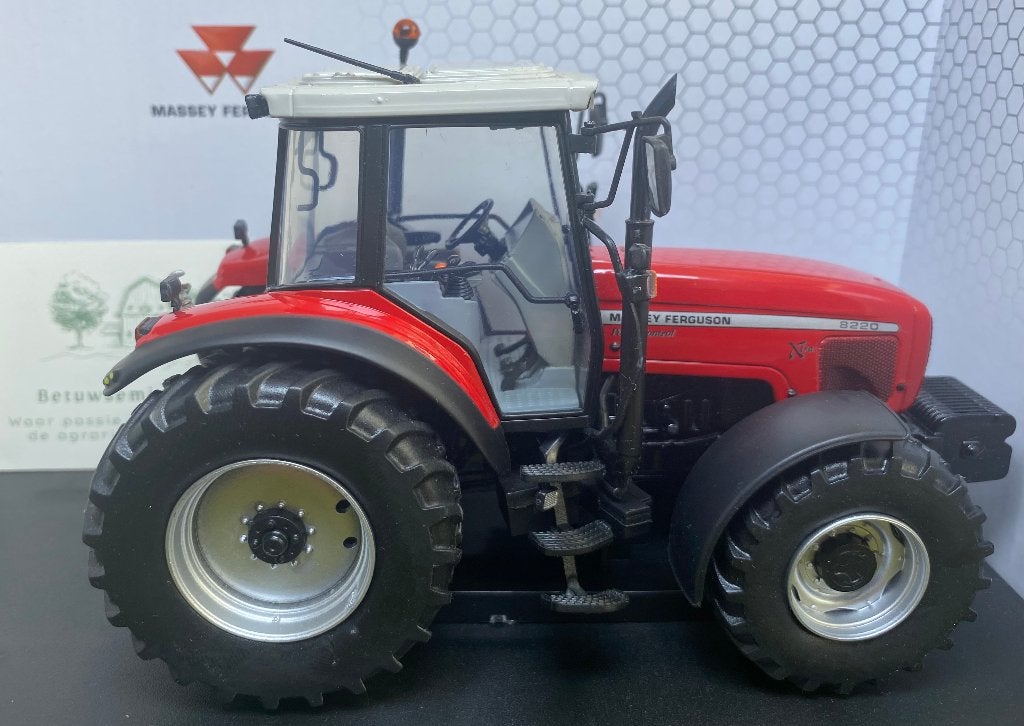Massey Ferguson 8220 Xtra tractor 1:32 Universal Hobbies, Ophalen of Verzenden, Zo goed als nieuw, Tractor of Landbouw, Universal Hobbies