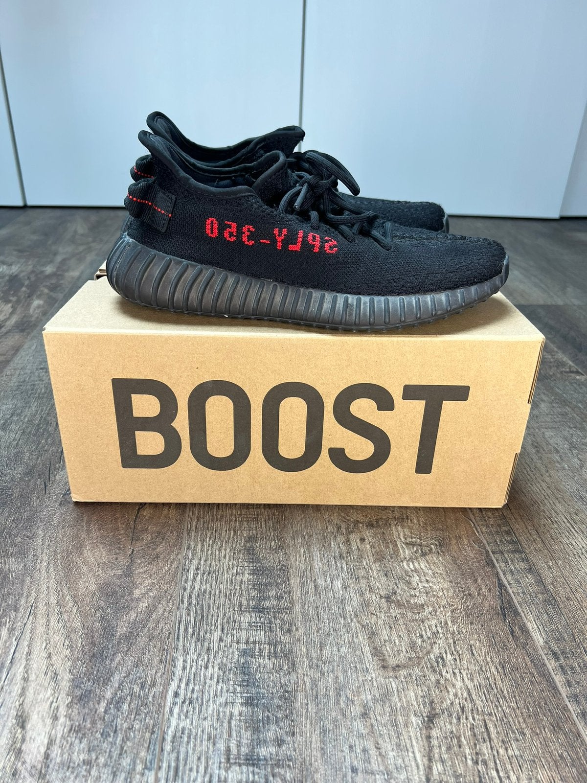 ADIDAS YEEZY BOOST 350 V2 BLACK RED – 39⅓, Ophalen of Verzenden, Zo goed als nieuw, Zwart