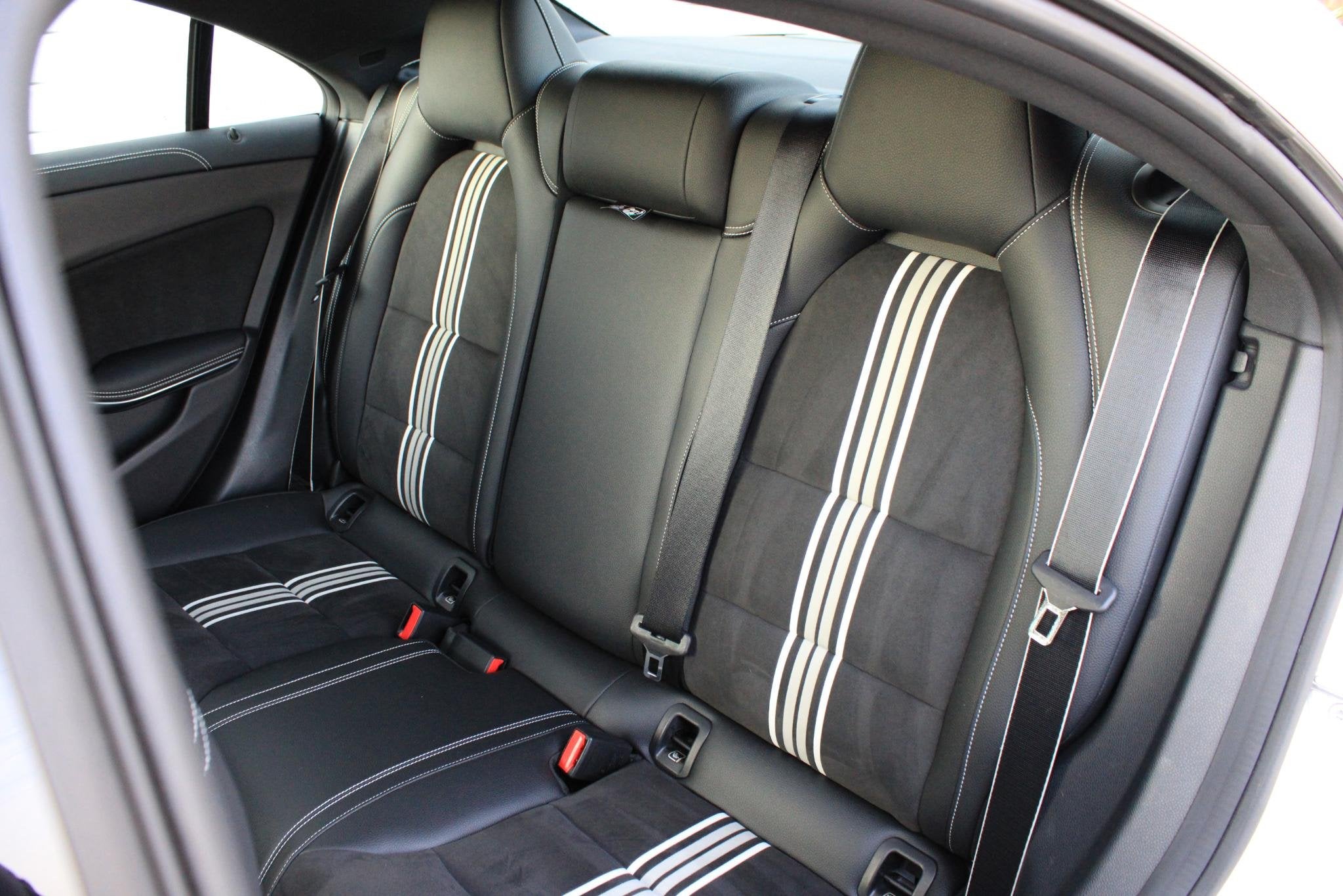 Mercedes-Benz CLA-Klasse 180 AMG Pano | Distronic | Memory |, Auto's, Gebruikt, 715 kg, Leder en Stof, 19 km/l