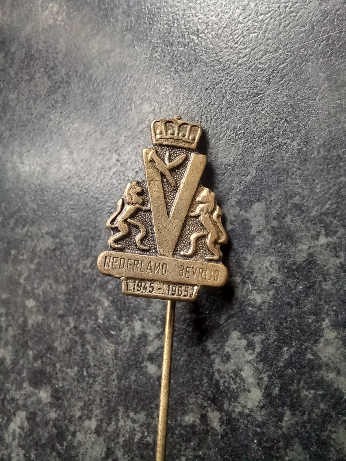 Speldje Nederland bevrijd 1945 - 1965, Ophalen of Verzenden, Gebruikt, Overige onderwerpen, Speldje of Pin
