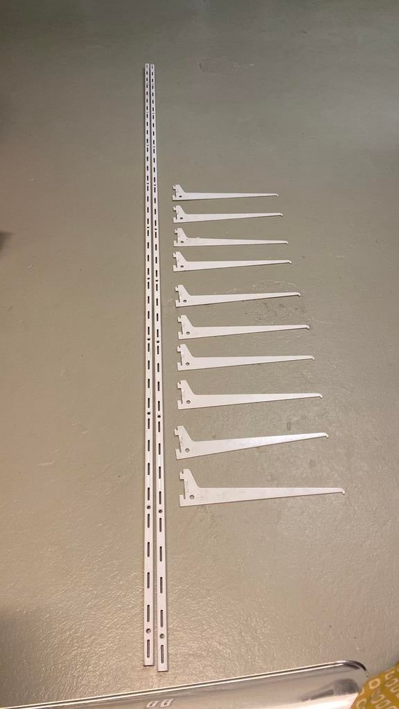 Plankendragers met wandstrips., Ophalen, Zo goed als nieuw, 250 mm of meer