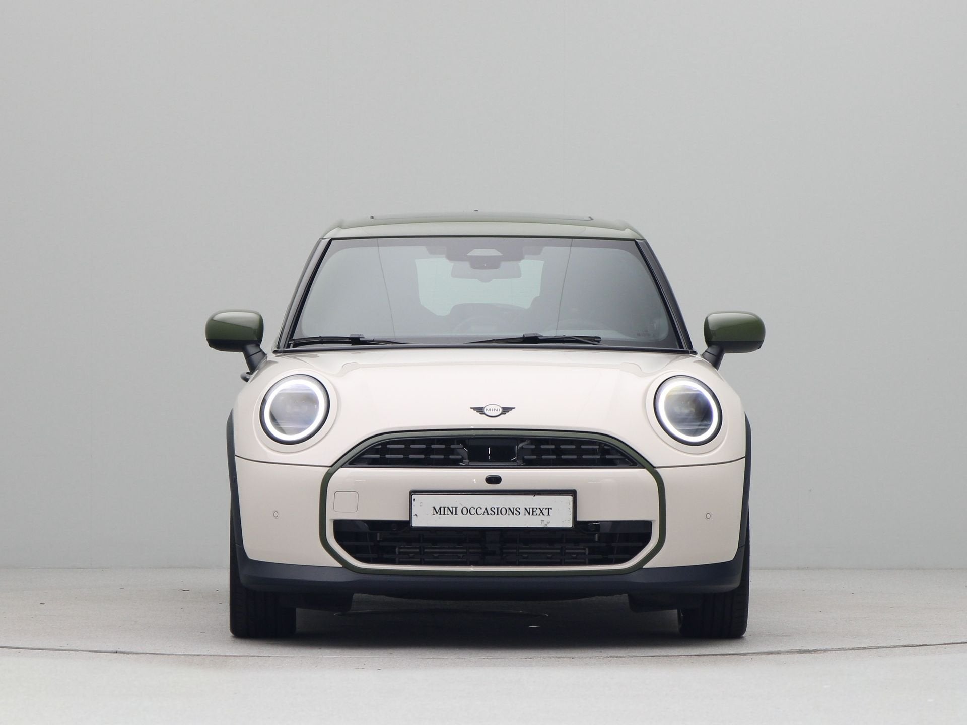 MINI 5-deurs Cooper C Paul Smith Edition Pakket L (bj 2026), 156 pk, Wit, Bedrijf, 3 cilinders