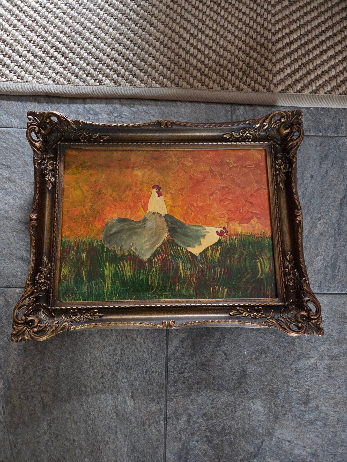 Schilderij met hanen en kippen in sierlijke lijst, Antiek en Kunst, Ophalen, Doek, Bijzondere lijst, Dieren