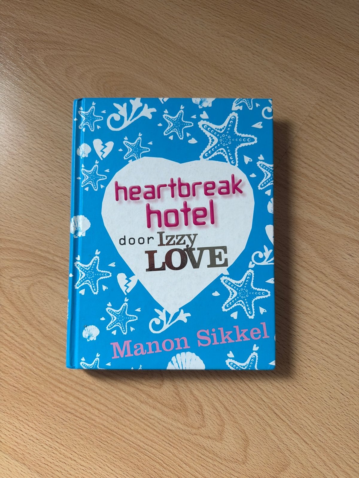 Heartbreak Hotel door Izzy Love - Manon Sikkel, Boeken, Ophalen of Verzenden, Zo goed als nieuw, Fictie