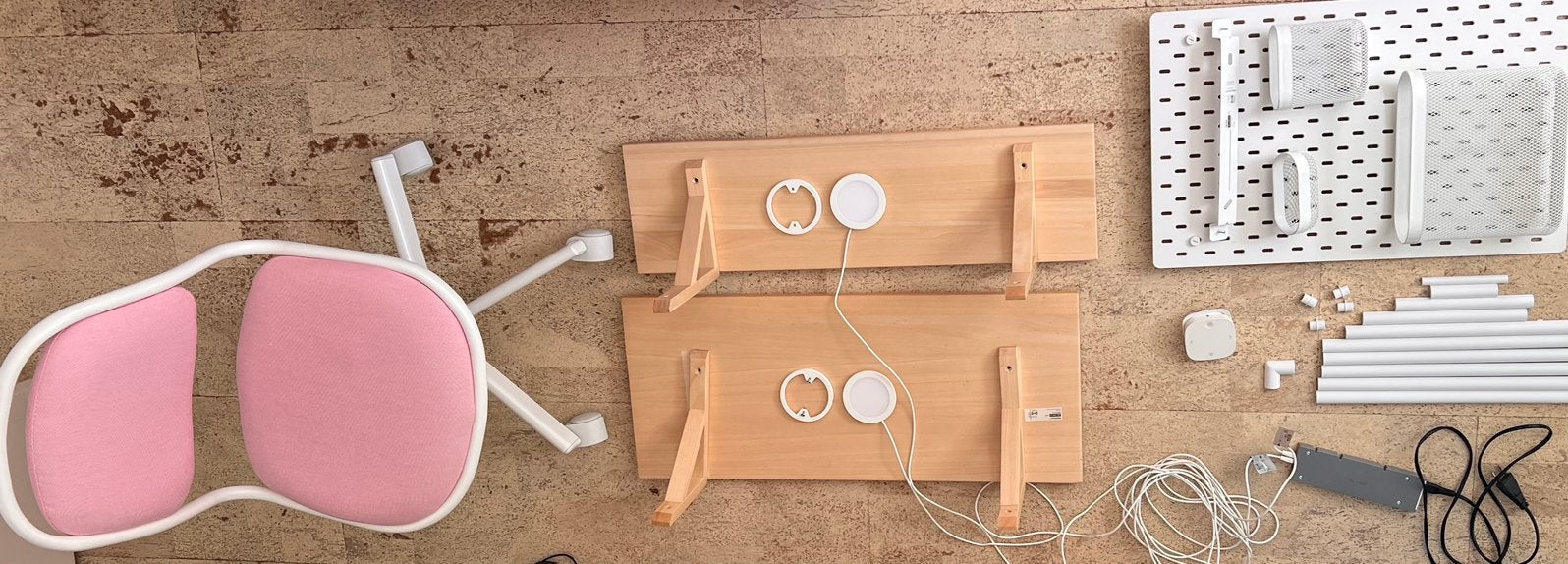 Dochter’s studio: stoel planken spotjes prikbord. Nieuw 180€, Ophalen