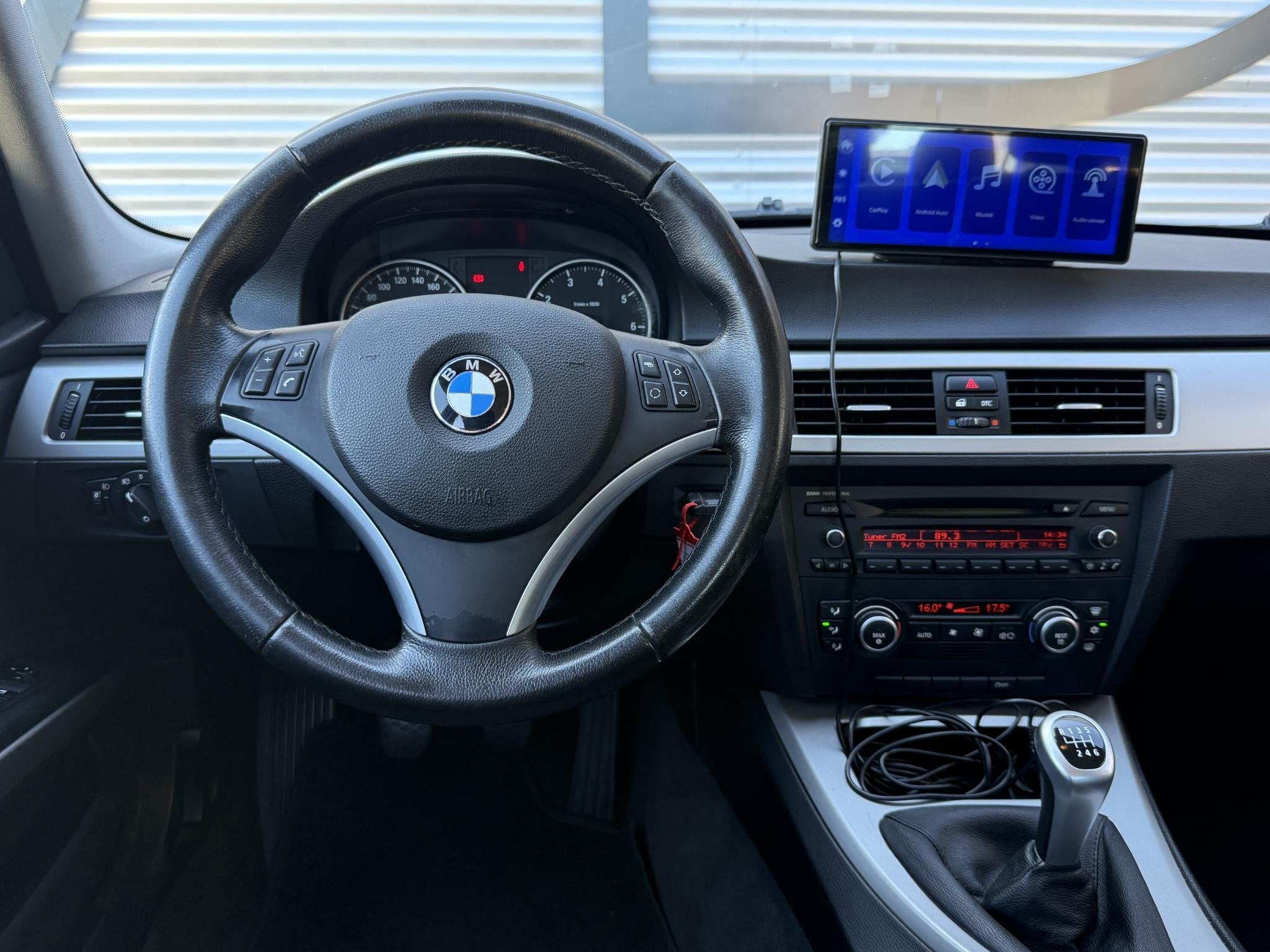 BMW 3-serie 318i Carplay|Clima|LM Velgen|APK tot 01-2027, Zwart, Handgeschakeld, 1335 kg, Sedan