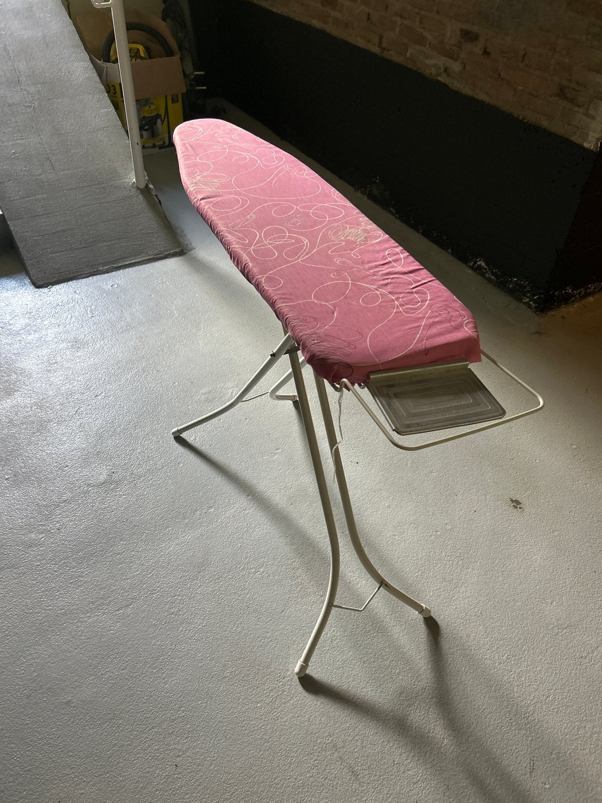 Strijkplank met roze hoes, Witgoed en Apparatuur, Strijkijzers en Strijkplanken, Ophalen of Verzenden, Gebruikt