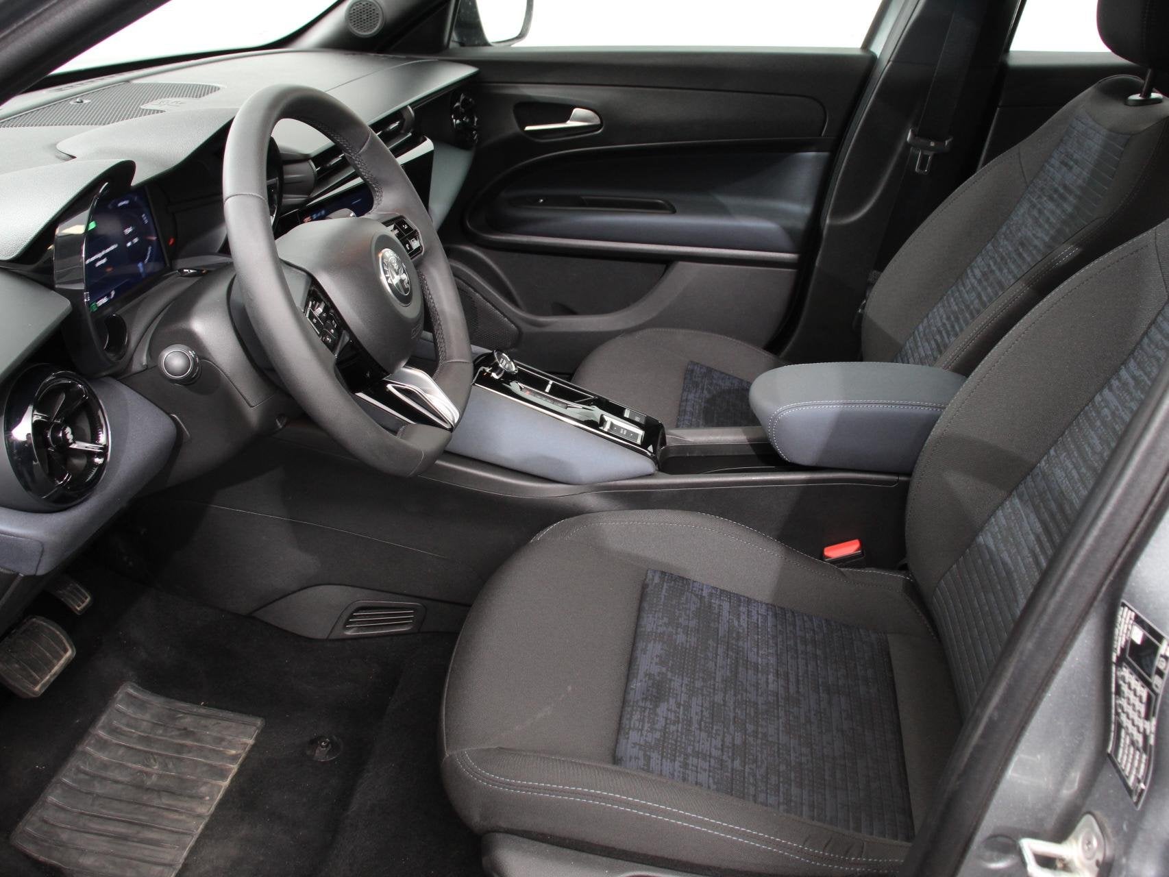 Alfa Romeo Junior Elettrica Automaat 156PK Adaptieve Cruise, Auto's, 413 km, Stof, Gebruikt, SUV of Terreinwagen