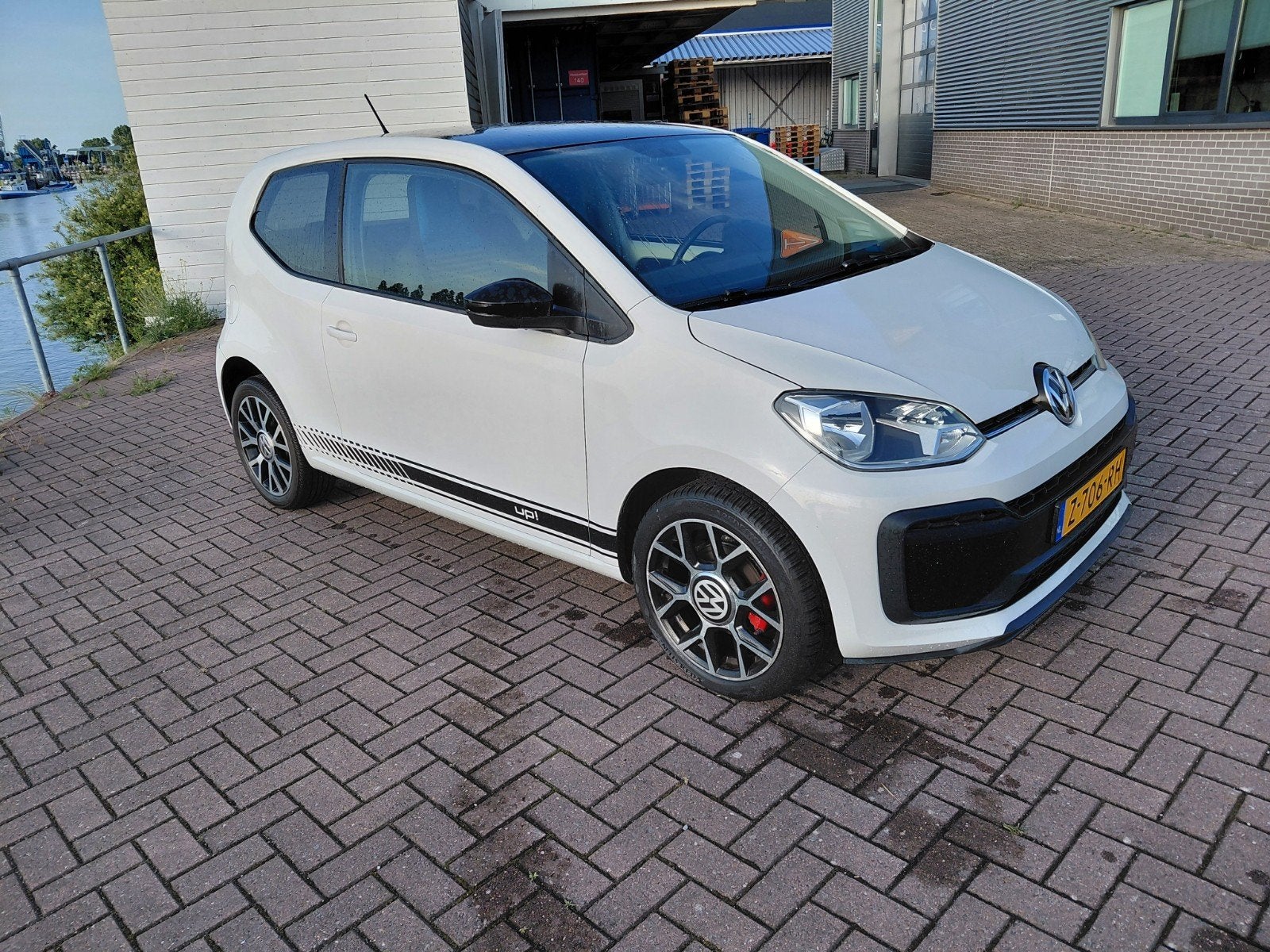 Volkswagen up! TSI 1.0 66KW/90PK 3-DRS 2016 Wit, Auto's, Voorwielaandrijving, Stof, 4 stoelen, Bedrijf