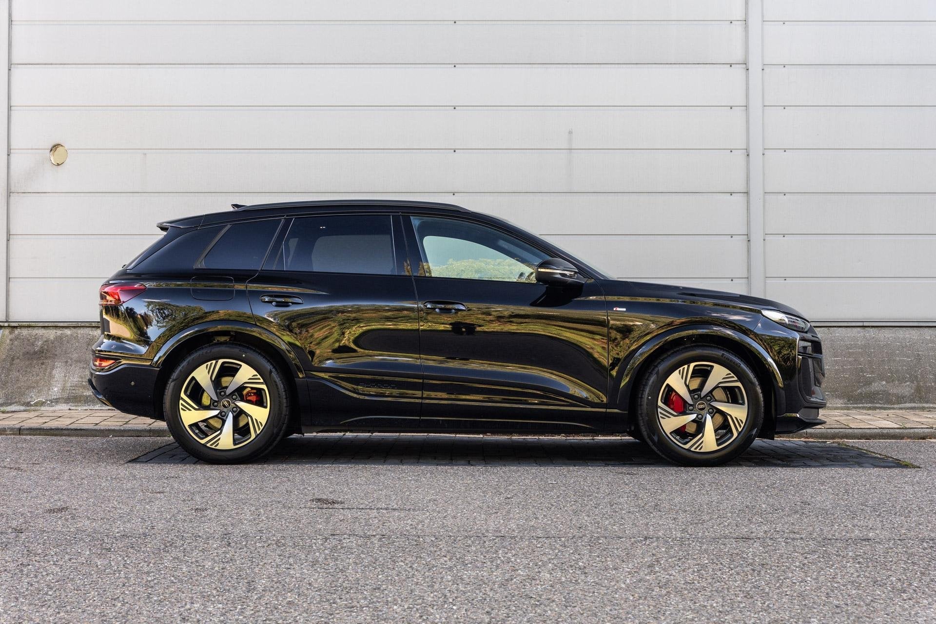 Audi Q6 e-tron 252pk S Edition 83 kWh | Luchtvering | Panora, Auto's, Automaat, 12 maanden, Achterwielaandrijving, Zwart
