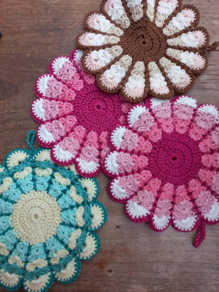 Vier gehaakte pannenlappen. Bloemen. Retro, Ophalen of Verzenden, Glas of Kopje