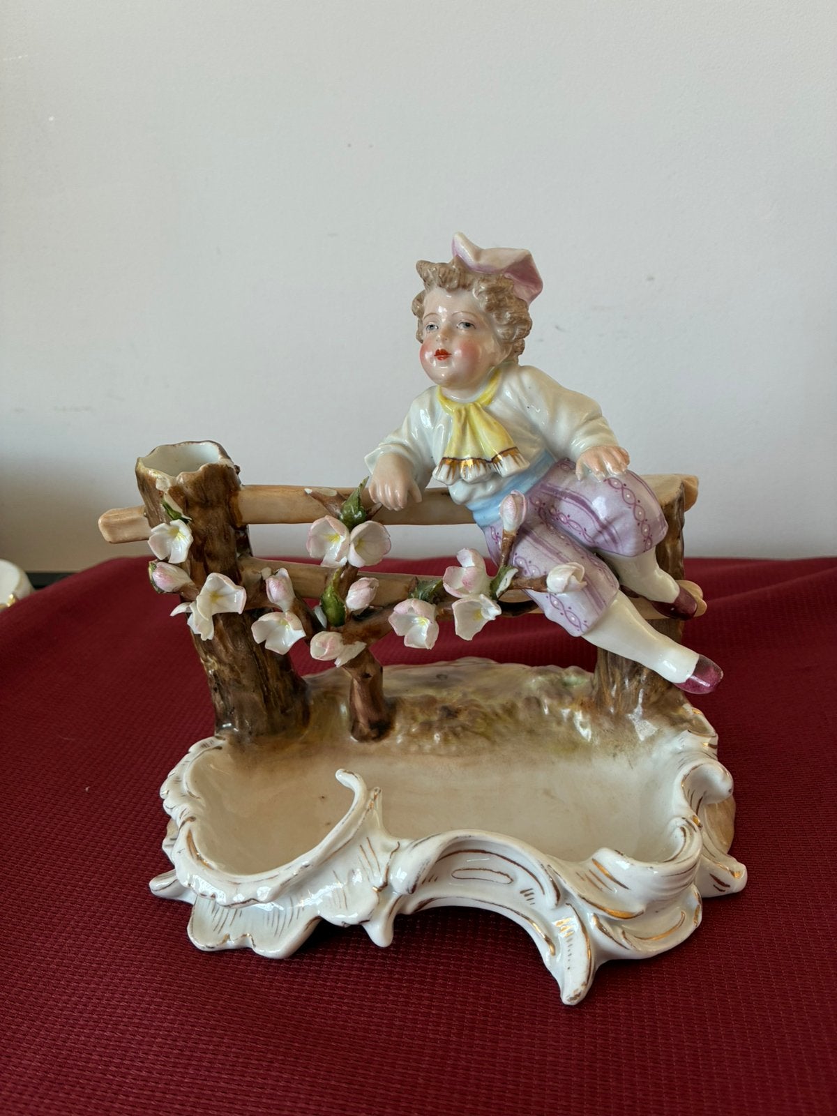 Jongen op bankje Meissen Beeldje, Antiek en Kunst, Ophalen of Verzenden