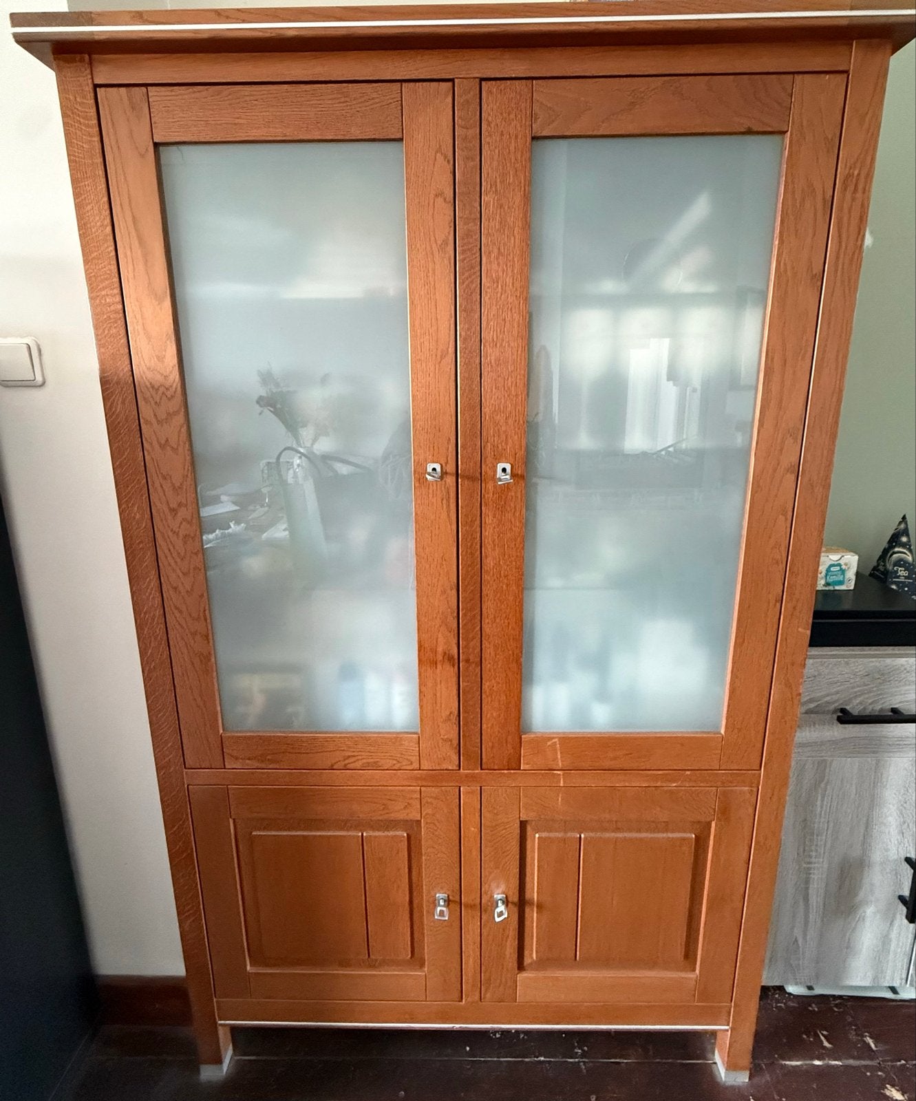 Mooie eikenhouten vitrinekast met glazen deuren, Huis en Inrichting, Kasten | Vitrinekasten, Ophalen, Eikenhout, 50 tot 100 cm