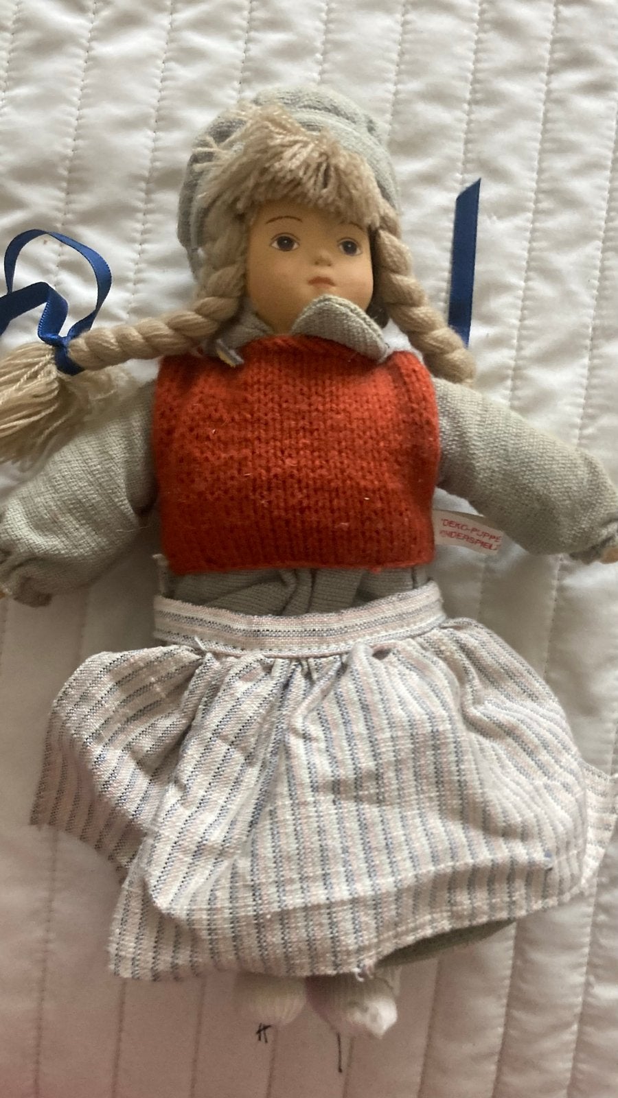Unieke pop met aardewerken lichaamsdelen, 20 cm, Verzamelen, Poppen, Ophalen of Verzenden, Gebruikt, Pop