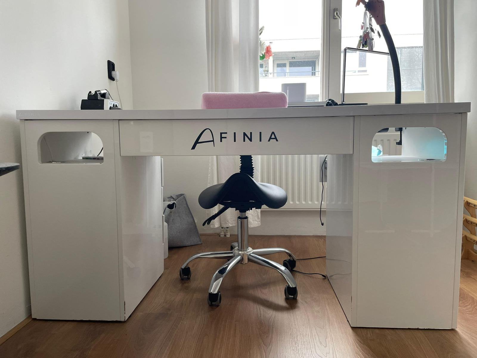 Nagel tafel van het meek Afinia., Ophalen, Zo goed als nieuw