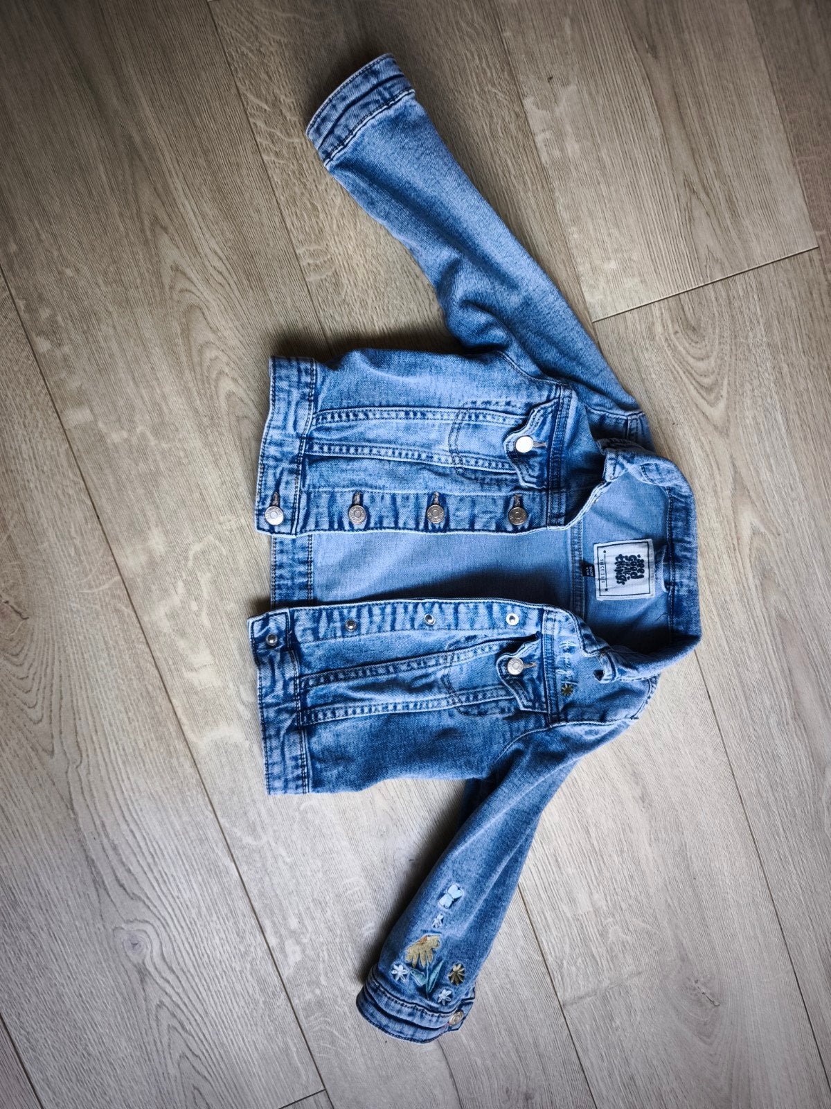 Stoere spijkerjas met borduursels - maat 104, Ophalen, C&A, Meisje, Zo goed als nieuw