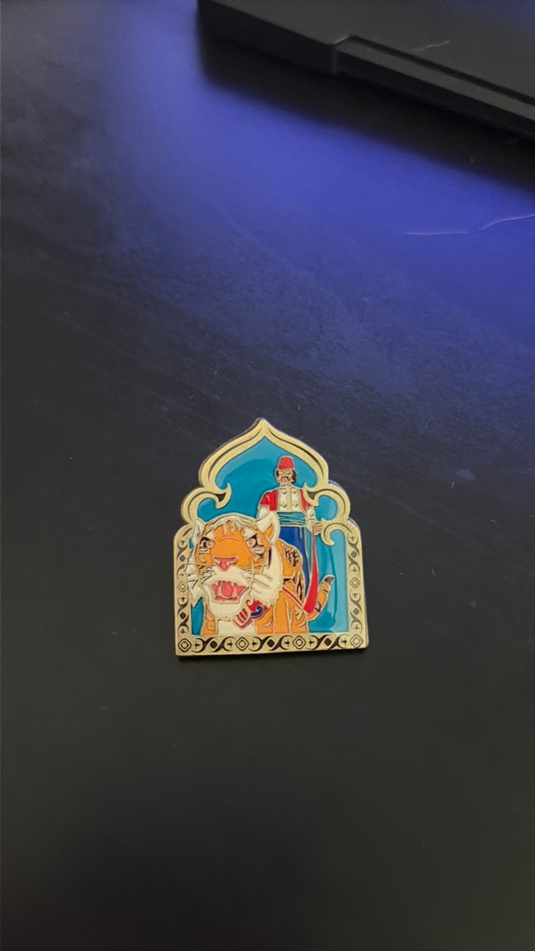 Efteling pin fata morgana tijger, Verzamelen, Efteling, Ophalen of Verzenden, Zo goed als nieuw, Button of Speldje