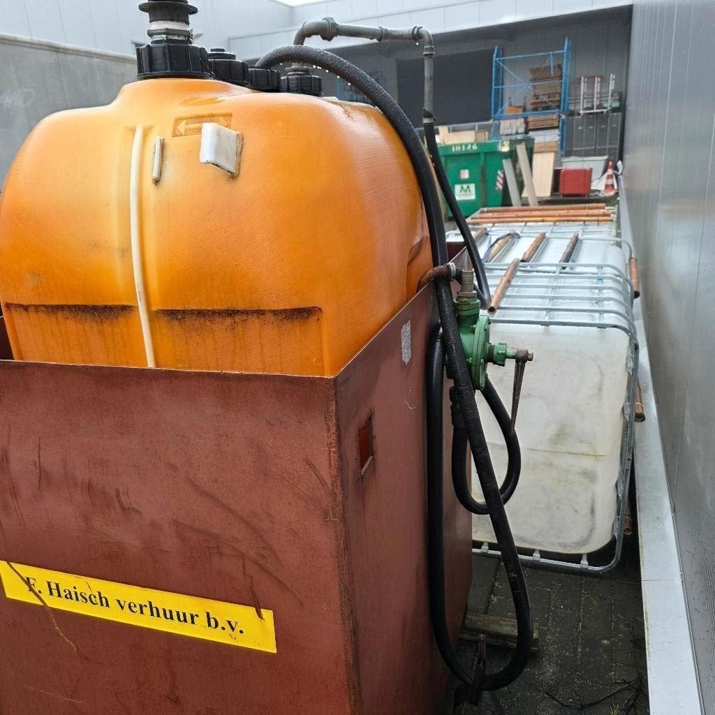 kunststof brandstoftank met stalen lekbak en pomp, Ophalen, Gebruikt