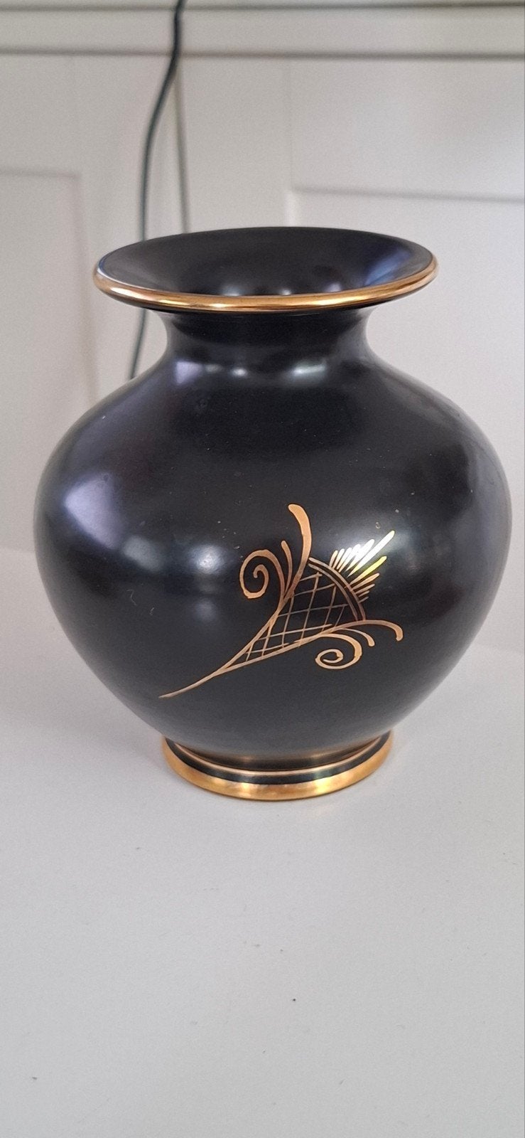 Flora Gouda vaasje - Zwart met goudkleurige decoratie, Antiek en Kunst, Ophalen of Verzenden