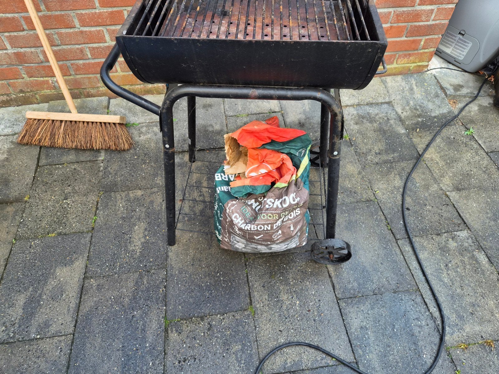 Houtskool BBQ met thermometer, Tuin en Terras, Houtskoolbarbecues, Ophalen, Gebruikt, Onbekend, Met accessoires