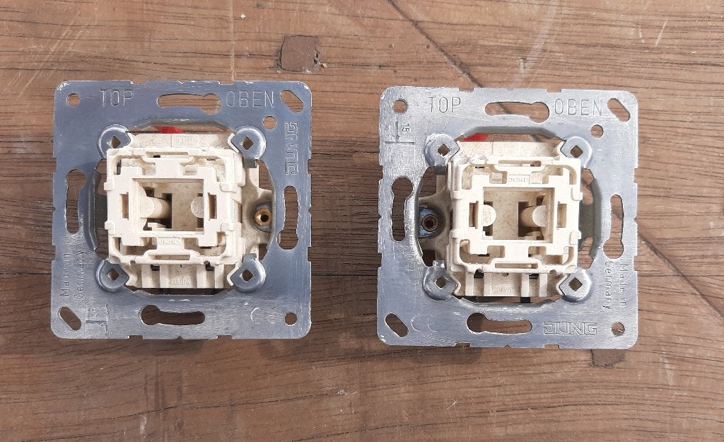 2x Jung 506EU Inbouw Wisselschakelaar, Ophalen, Zo goed als nieuw, Jung, Stopcontact