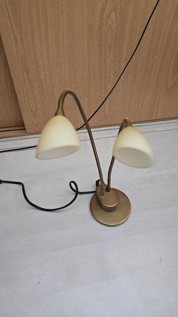 Twee bronskleurige tafellampjes met witgele glazen kelkjes, Gebruikt, Ophalen of Verzenden, Glas, Minder dan 50 cm