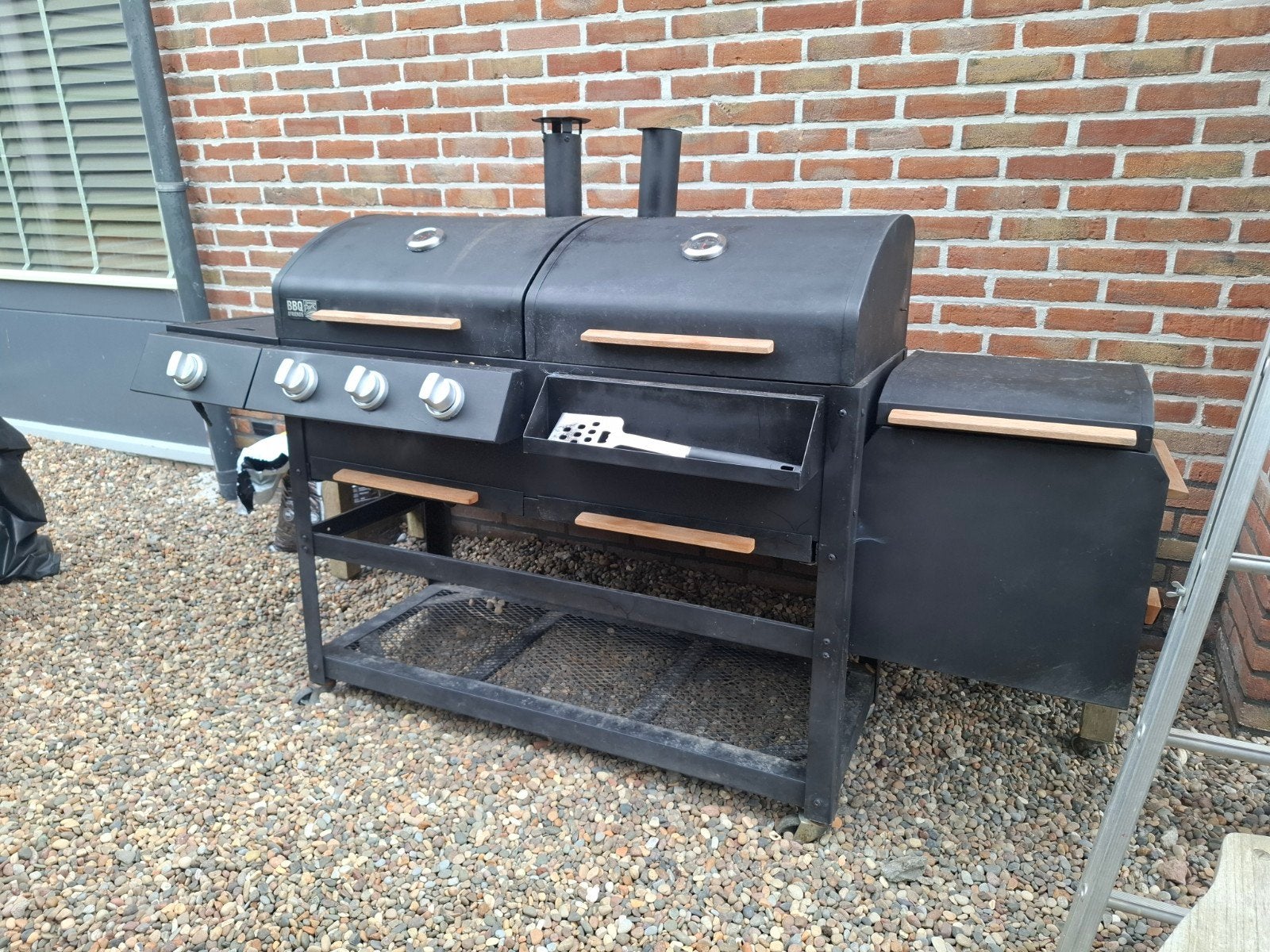 Gas en kolen BBQ met rookoven, Ophalen