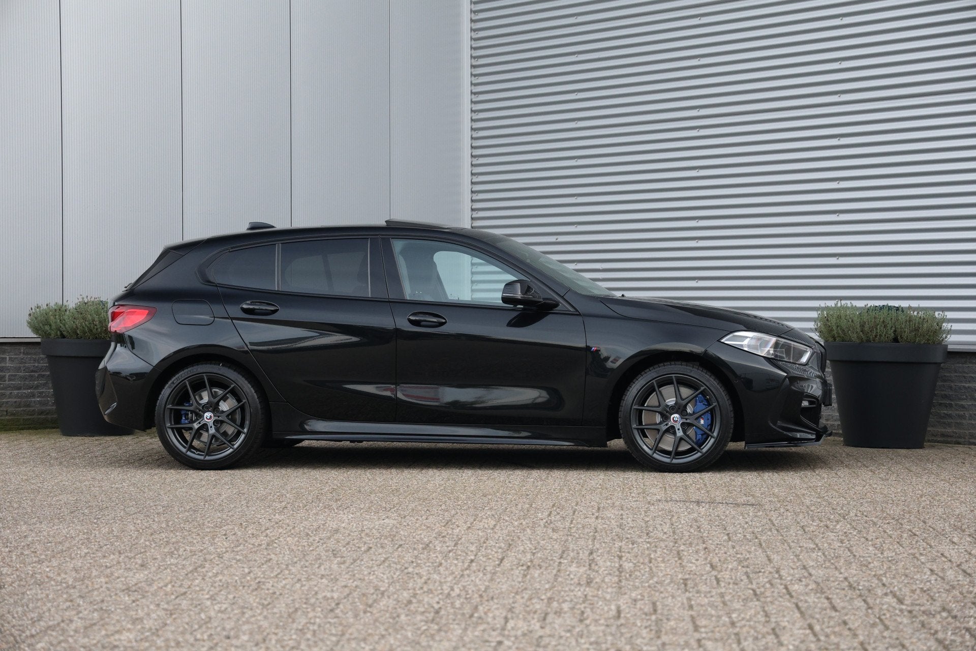 BMW 1-serie 118i M-Sport Aut. Pano|Leder|Trekh|Cam, Auto's, Dealer onderhouden, 136 pk, Gebruikt, Zwart