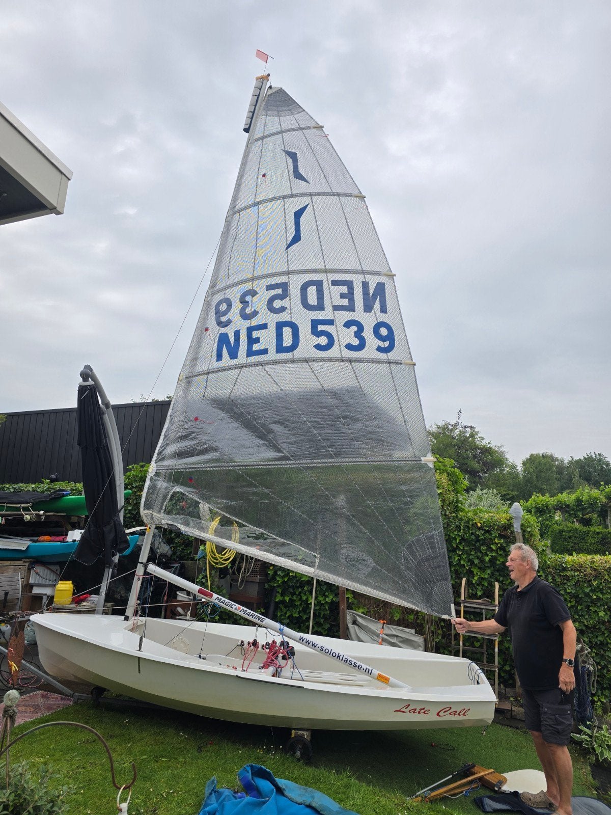Mooie foam/epoxy Solo zeilboot - bijna onderhoudsvrij, Watersport en Boten, Open zeilboten, Ophalen, Solo, Composiet, Zo goed als nieuw