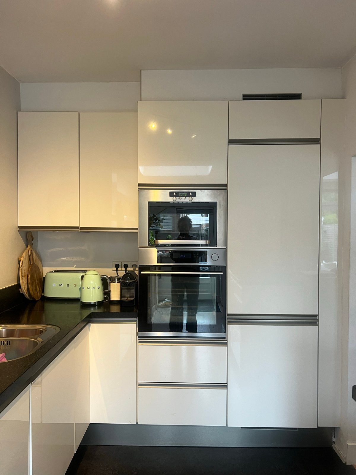 Witte hoogglans keuken met kookeiland en inbouwapparatuur, Huis en Inrichting, Keuken | Complete keukens, Ophalen, Gebruikt, Wit