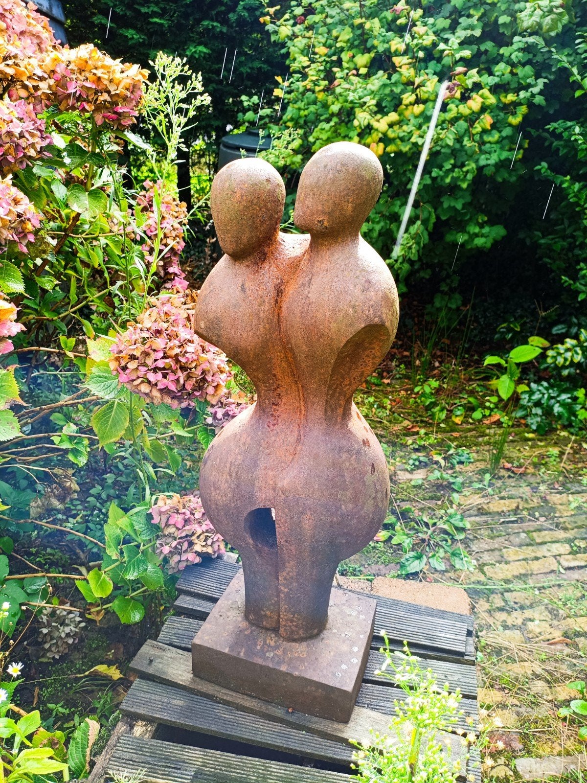 Abstracte sculptuur van twee figuren - roestkleurig, Ophalen, Groep mensen, 50 - 100 cm, Beeld