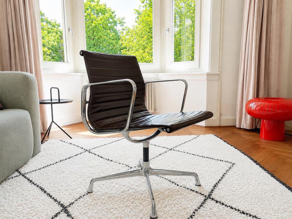 Vitra Eames EA 107 | Bruin leer | Designklassieker, Huis en Inrichting, Bureaustoelen, Ophalen, Gebruikt, Overige kleuren