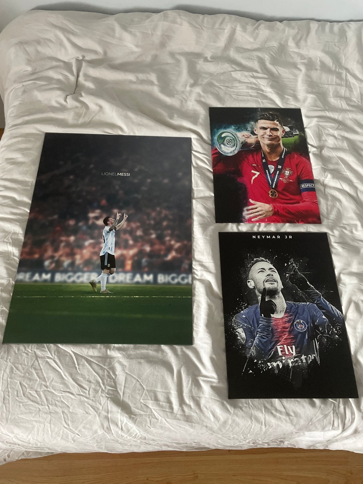 Displate Posters: Messi, Ronaldo, Neymar, Ophalen, 50 – 75, Zo goed als nieuw, Foto of Poster