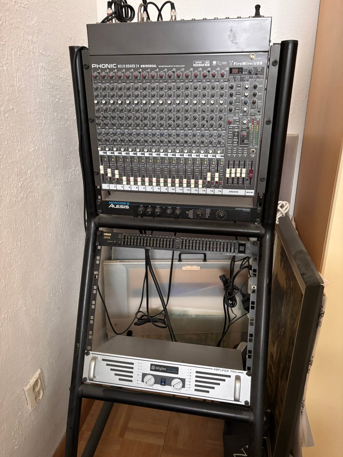 Alesis mengpaneel op standaard, Muziek en Instrumenten, Ophalen, Gebruikt, Minder dan 5 kanalen