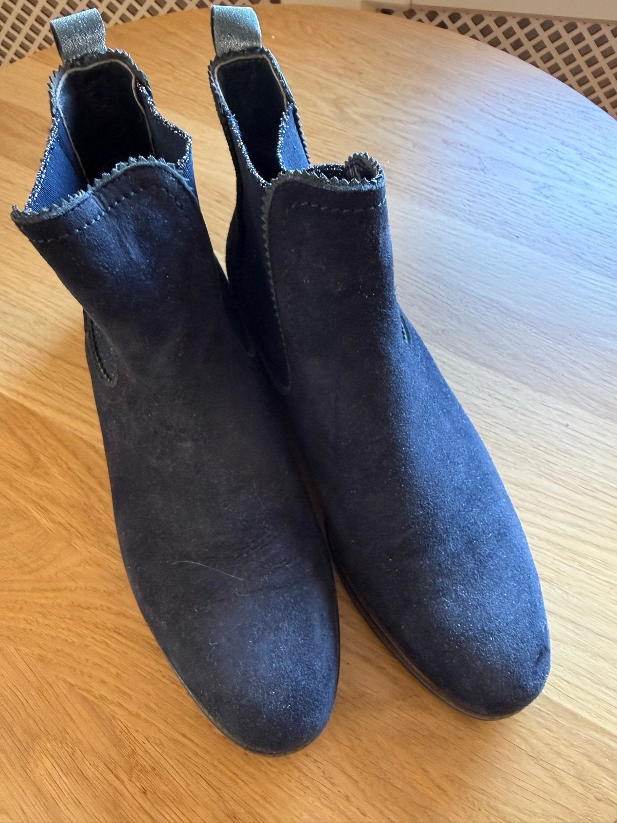 Donkerblauwe suède enkellaarsjes, Kleding | Dames, Ophalen of Verzenden, Zo goed als nieuw, Blauw, Lage of Enkellaarzen