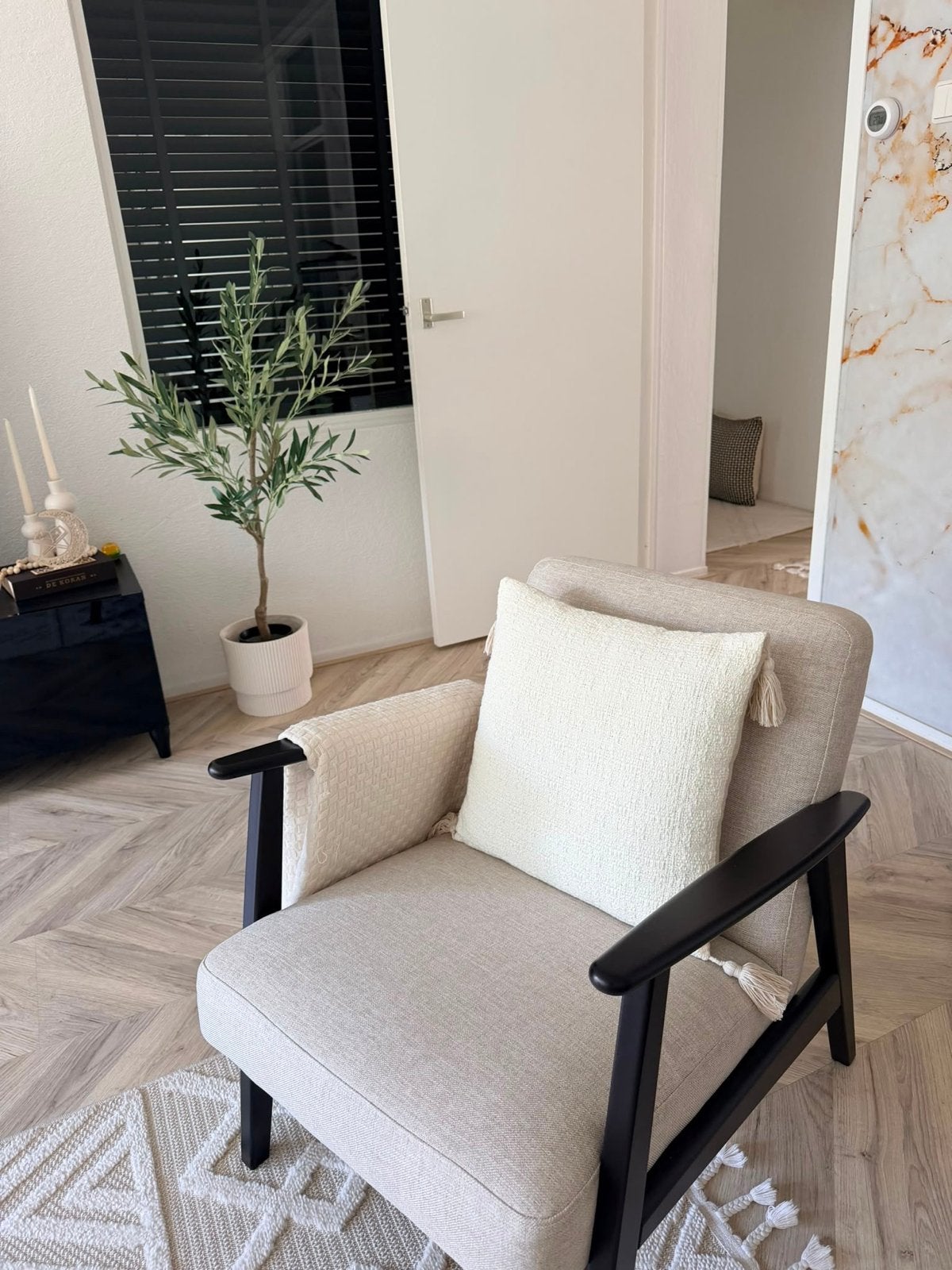 Stijlvolle fauteuil met houten armleuningen, Huis en Inrichting, Ophalen, Overige kleuren, Zo goed als nieuw, Eén
