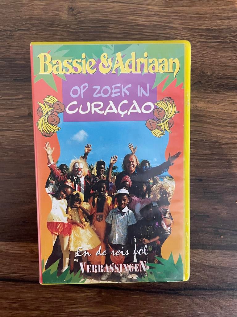 Bassie & Adriaan: Op Zoek in Curaçao VHS, Cd's en Dvd's, VHS | Kinderen en Jeugd, Alle leeftijden, Ophalen of Verzenden, Gebruikt