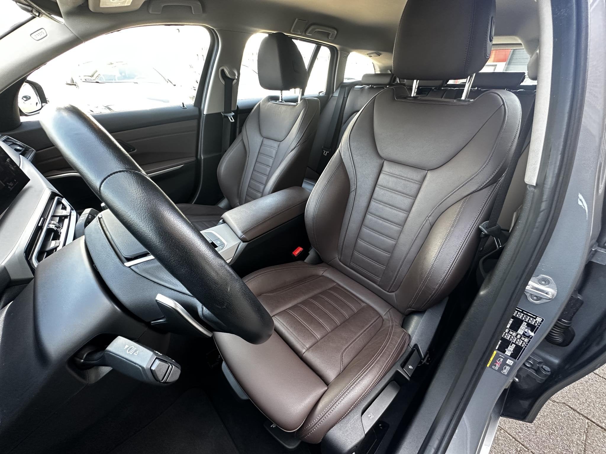 BMW 3-serie Touring 320e Sport|Leder|ShadowLine|Camera, Gebruikt, 4 cilinders, 3-Serie, Zilver of Grijs