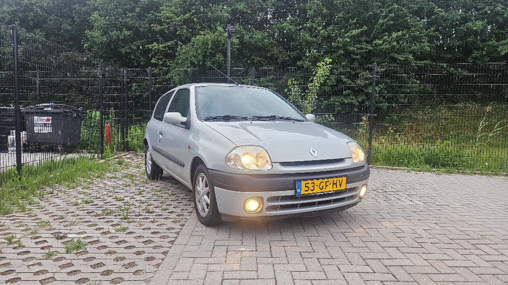 Renault Clio 1.6 16V 3DR 2000 Grijs, Auto's, Voorwielaandrijving, 970 kg, 40 €/maand, 4 cilinders