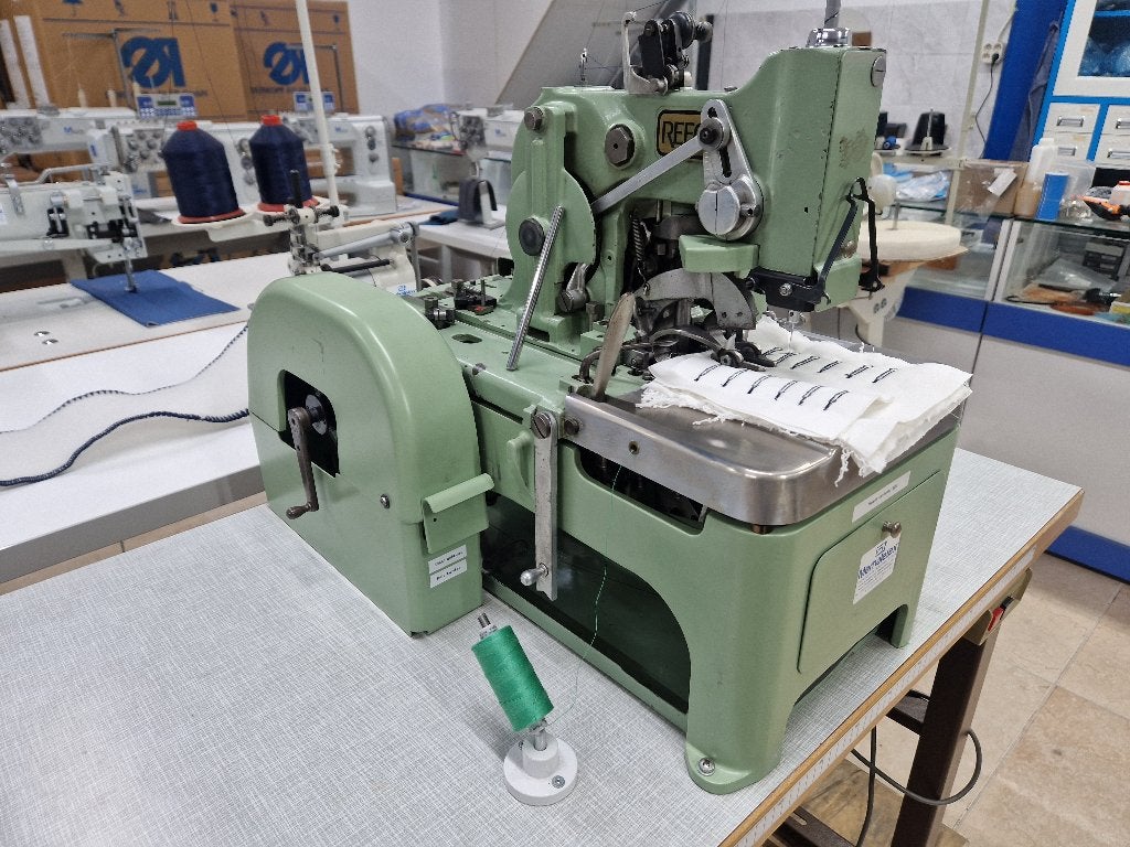 reece 101 oogknoopgaten machine zo goed als nieuw 4, Zo goed als nieuw, Lockmachine, Industrieel, Ophalen