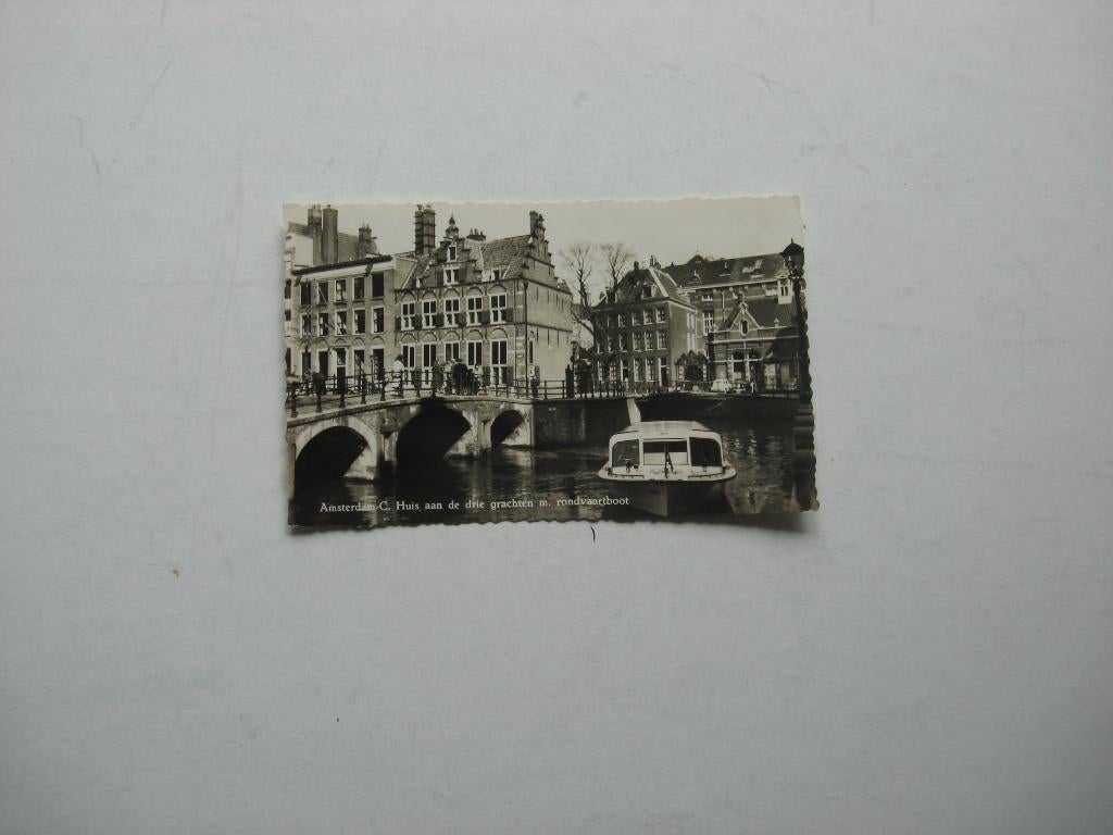 Amsterdam huis aan de drie grachten met rondvaartboot, Ophalen of Verzenden, Voor 1920, Noord-Holland
