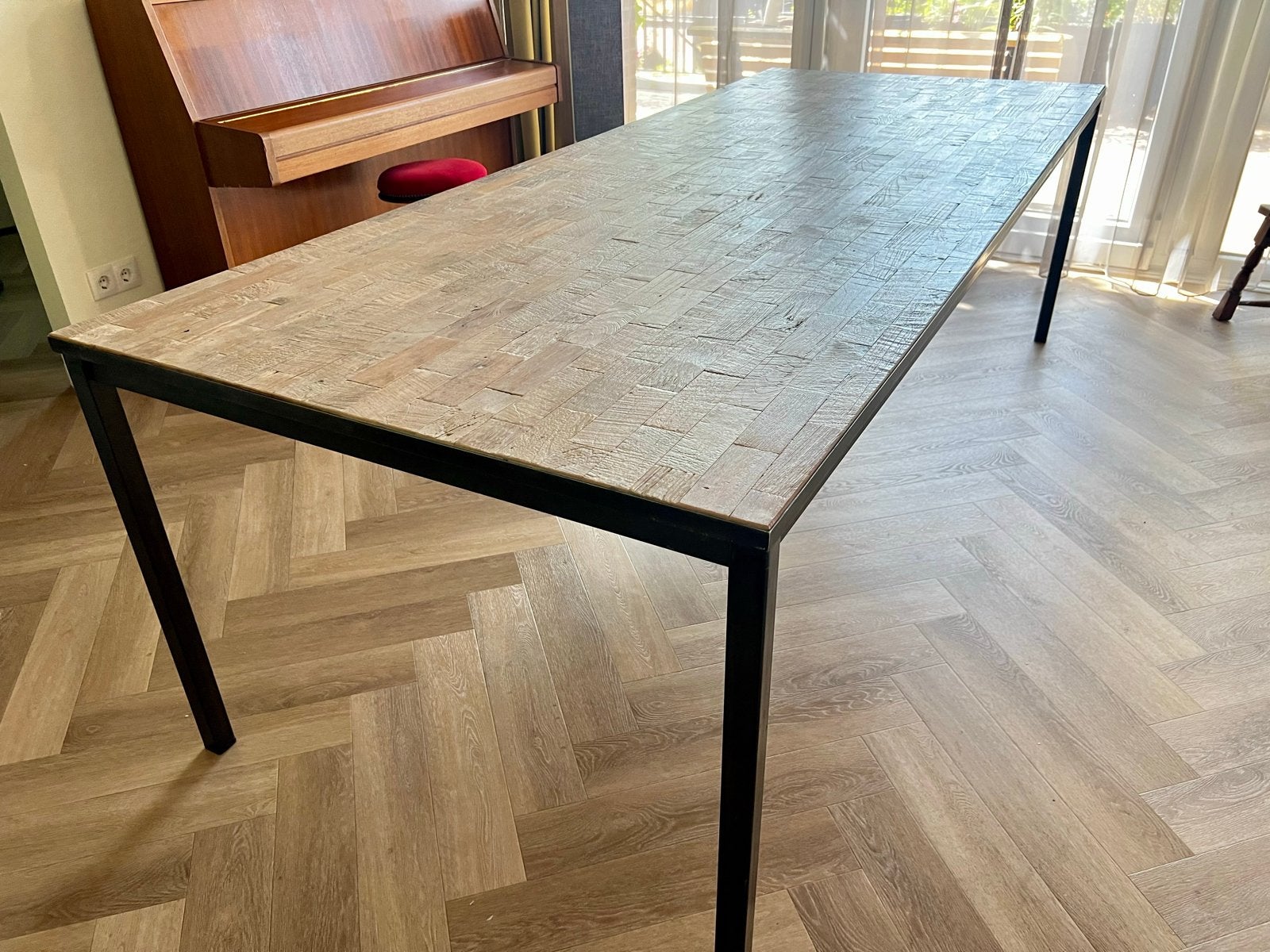 Teakhouten eettafel met metalen onderstel 250x100x76 cm, Ophalen, Gebruikt, Design, 200 cm of meer
