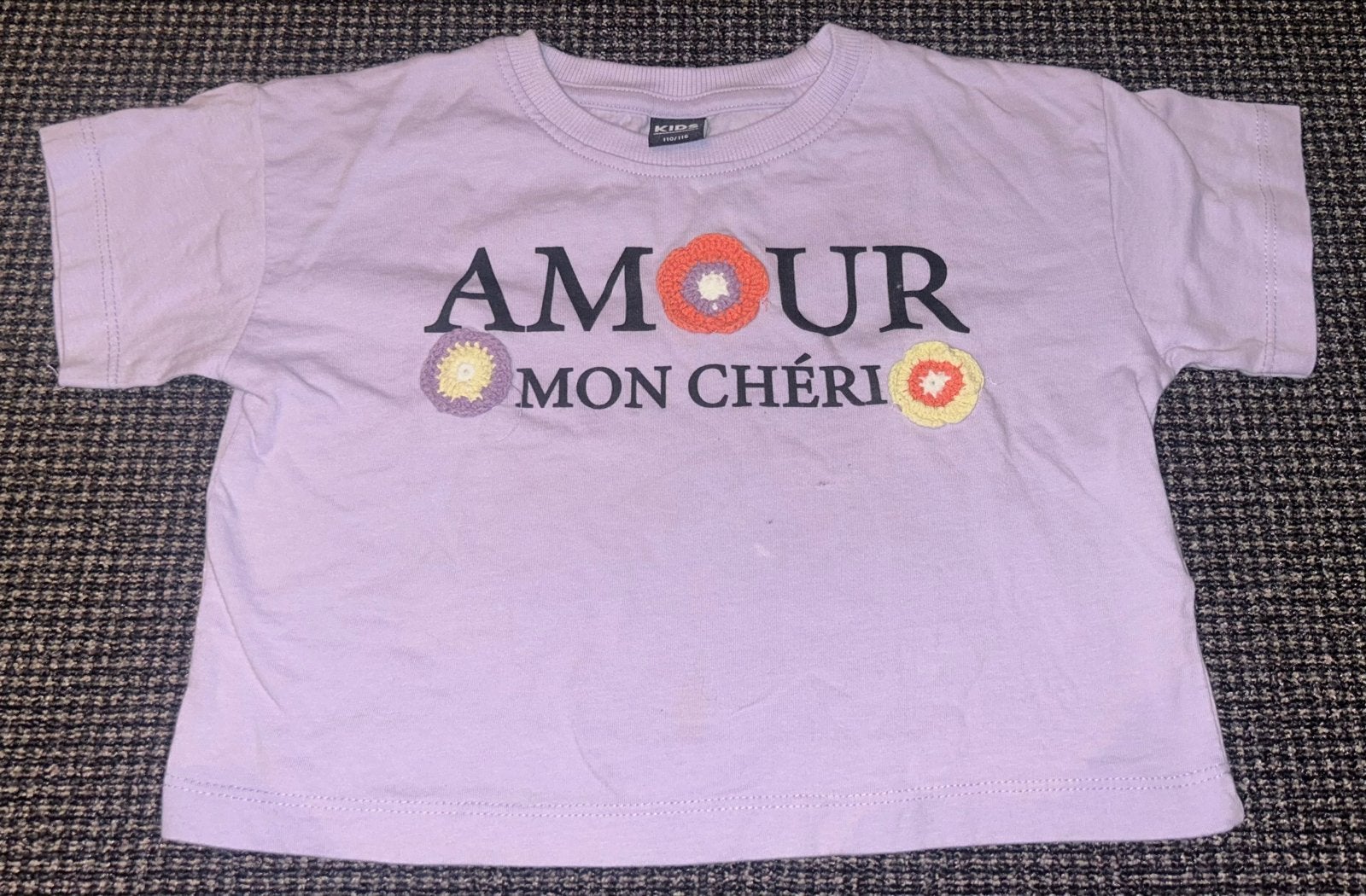 Lila T-shirt "AMOUR MON CHÉRI" met bloemen (maat 110/116), Verzenden, Gebruikt, Meisje, Shirt of Longsleeve