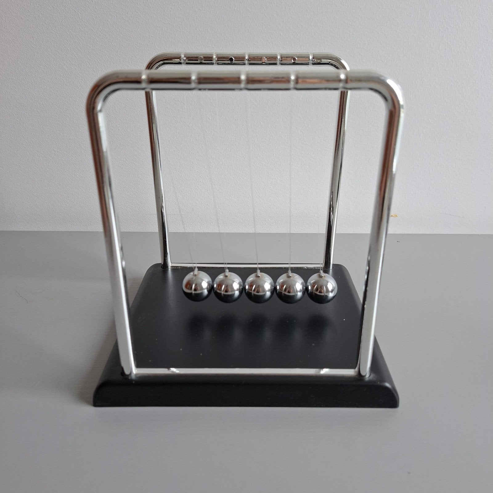 Newton's Cradle - Klassiek Bureau Ornament, Ophalen of Verzenden, Zo goed als nieuw, Zilver, Metaal