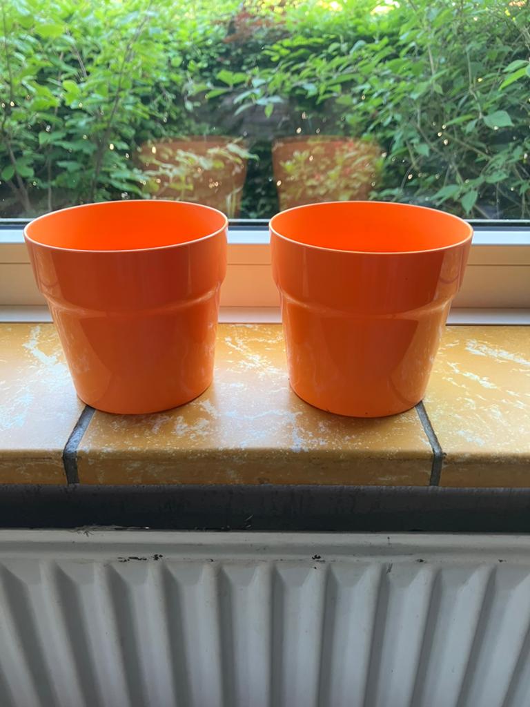 IKEA - 2 oranje plastic bloempotjes, Ophalen, Kunststof, Rond, Zo goed als nieuw