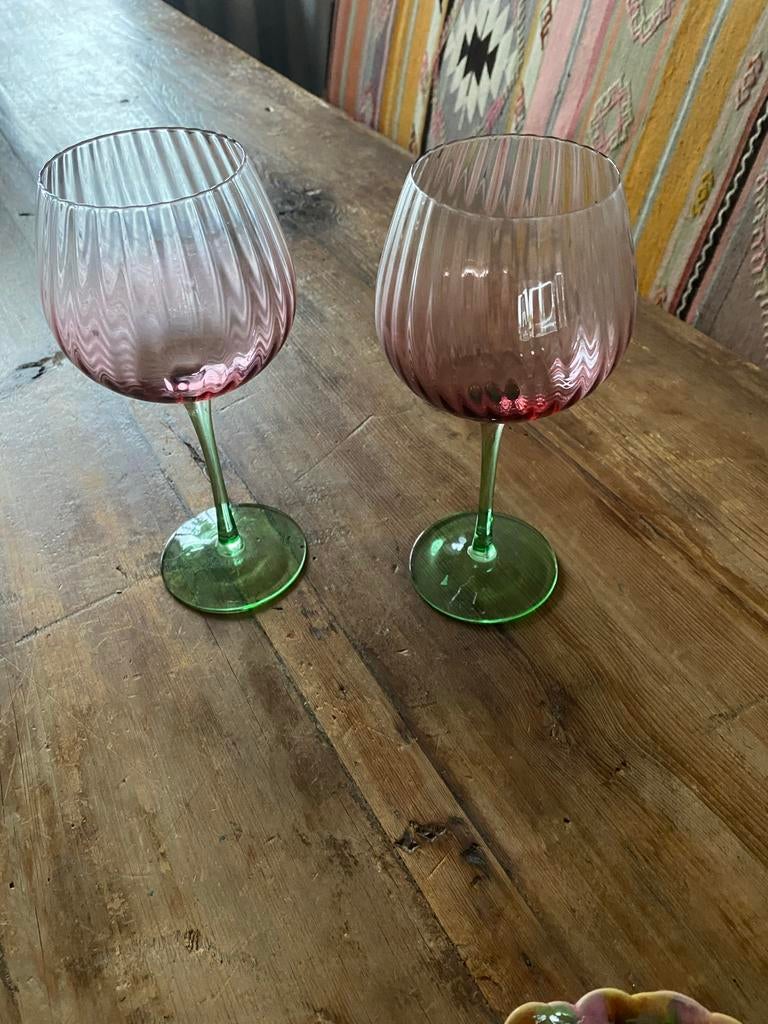 Set van 2 roze wijnglazen met groene voet, Ophalen, Glas of Glazen, Overige stijlen, Glas