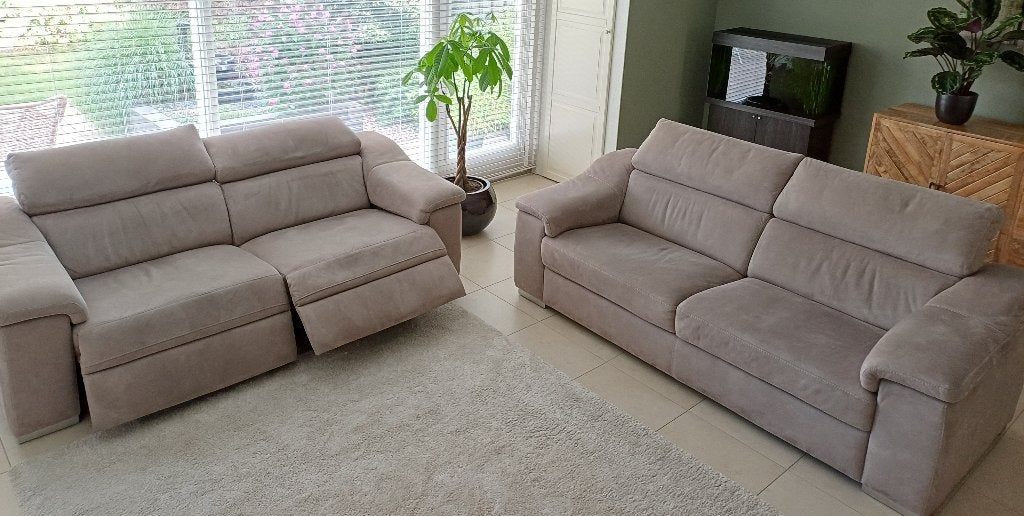 2 banken, 1 met relaxfunctie, 2,5 zits grijs- bruin / taupe, Ophalen, Driepersoons, 75 tot 100 cm, Zo goed als nieuw