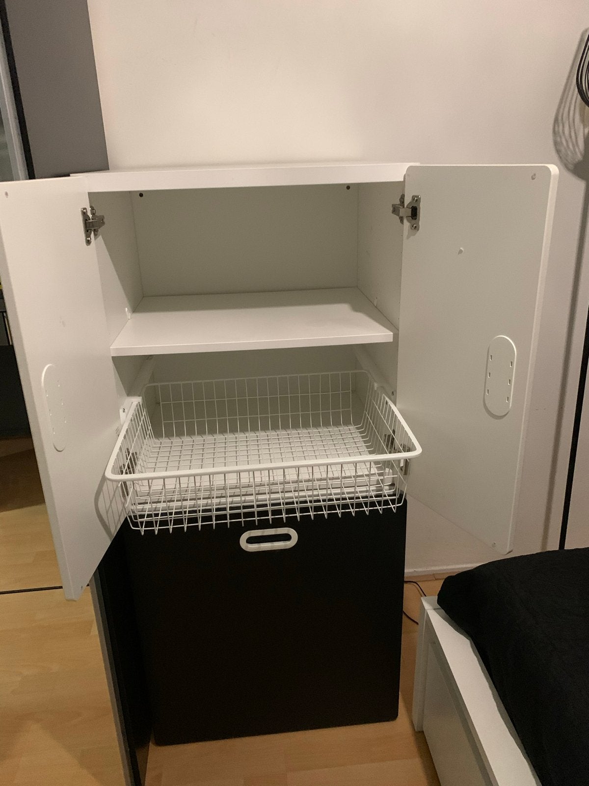 Witte kast met lades en draadmand - zo goed als nieuw, Huis en Inrichting, Ophalen, Zo goed als nieuw