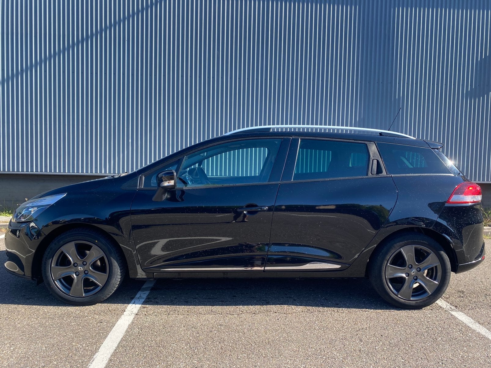 Renault Clio 0.9 TCE 90 Estate 2014 03-“27 apk nwe banden, Auto's, Renault, Voorwielaandrijving, 898 cc, Stof, Zwart