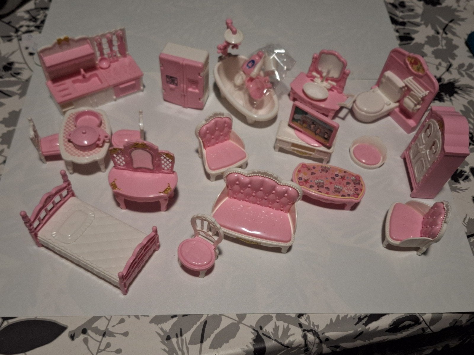 30 Delige Roze - Wit. Poppen Huis. Accessoires. Nieuw., Ophalen of Verzenden, Nieuw